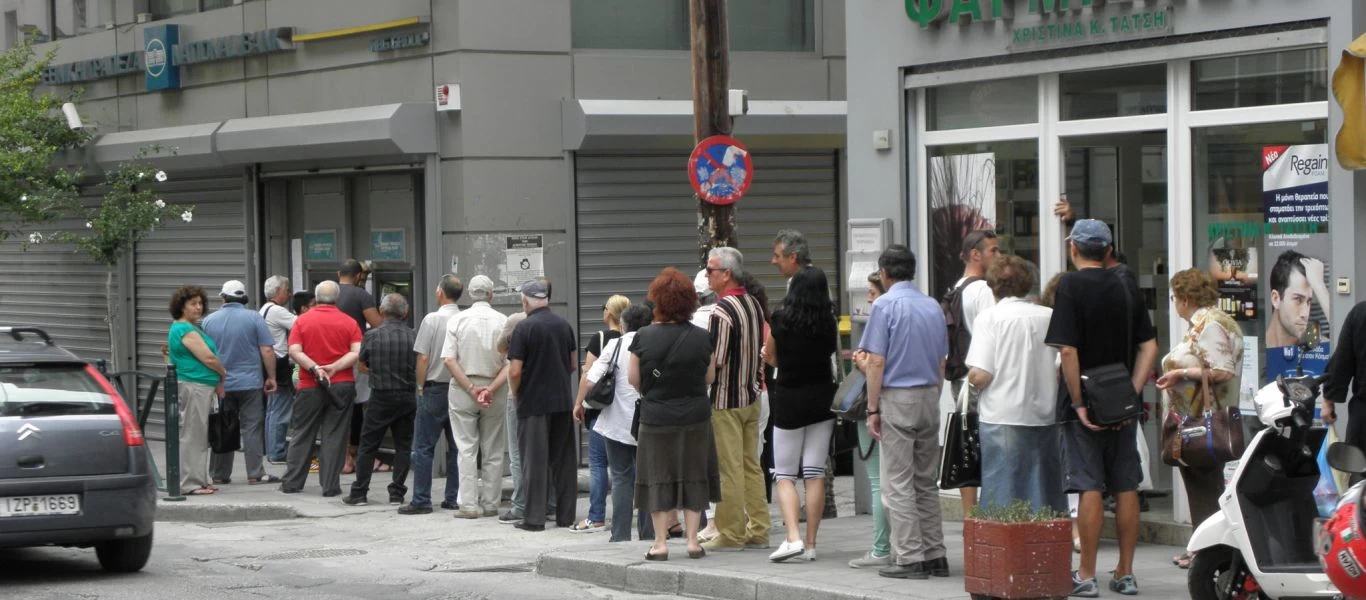 Γνωστός παρουσιαστής σύγκρινε τις ουρές για τα rapid-test με αυτές των capital controls